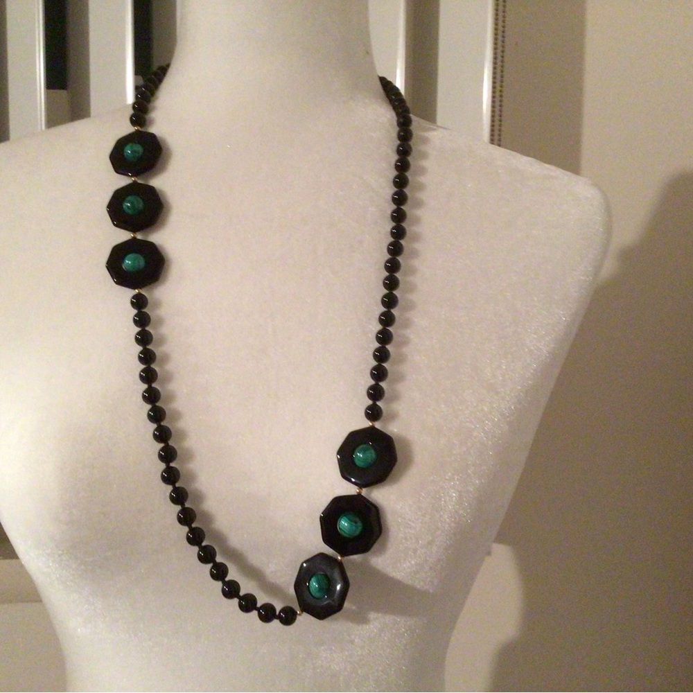 VINTAGE DECO MALACHITE AND ONYX NECKLACE